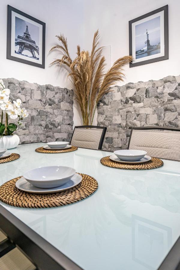 Exquisite Studio Apartment With An Original Design Valence Extérieur photo