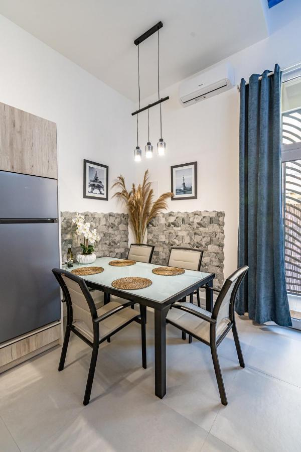 Exquisite Studio Apartment With An Original Design Valence Extérieur photo
