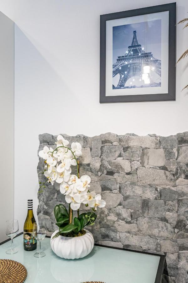 Exquisite Studio Apartment With An Original Design Valence Extérieur photo